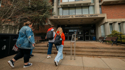 A group of students walking into Maxwell Library